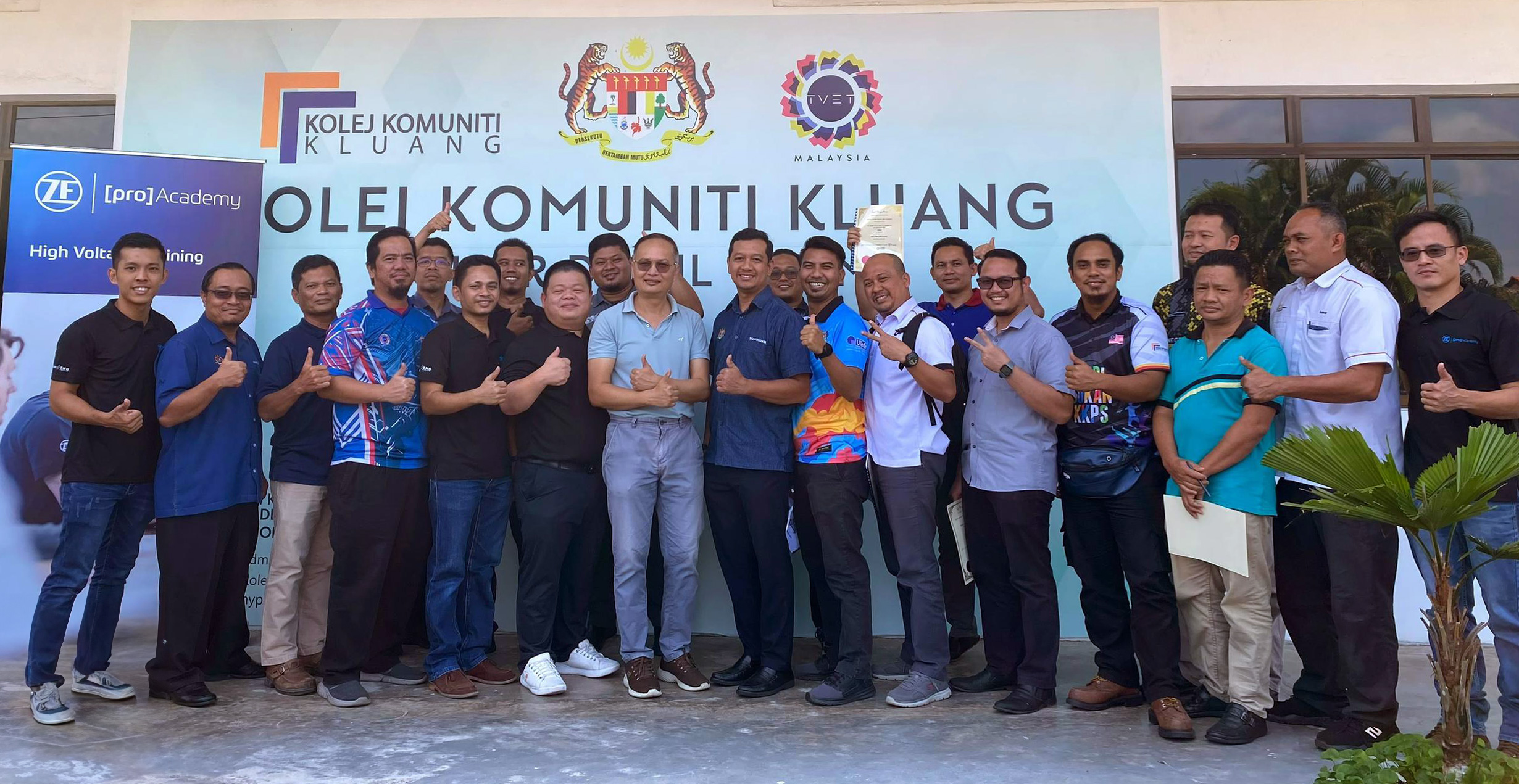 G Pro AI & EV Academy Sdn Bhd Host Hybrid/Electrical Vehicle Awareness Program in Kluang
