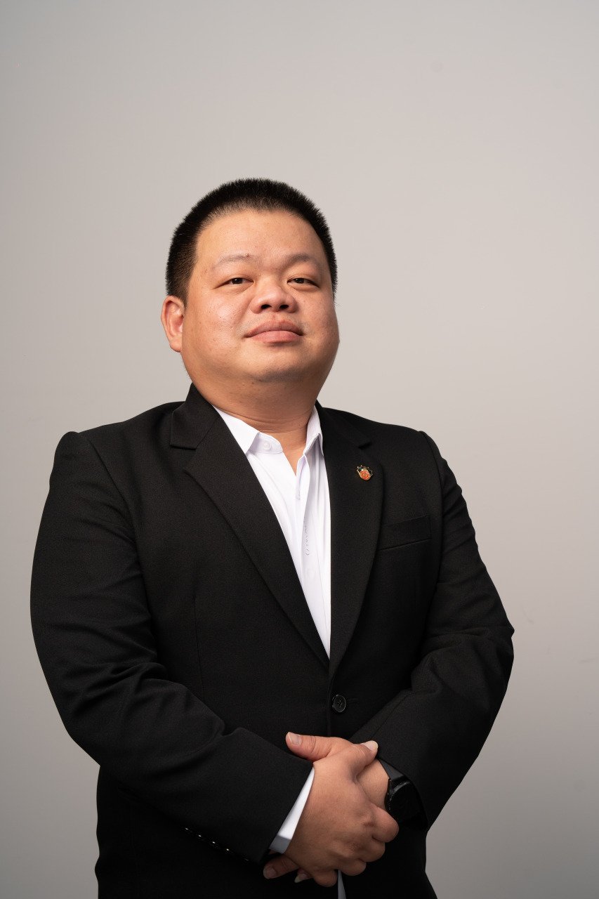 陈伟强,Christopher Chan是永盛电池的负责人，积累了超过30年的电池行业经验。